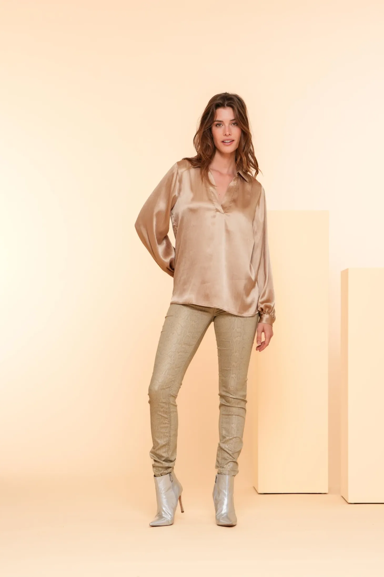 Tops & T-shirts*Geisha Fashion Geisha Dames Satin Top Met V-hals 43540-14 sand