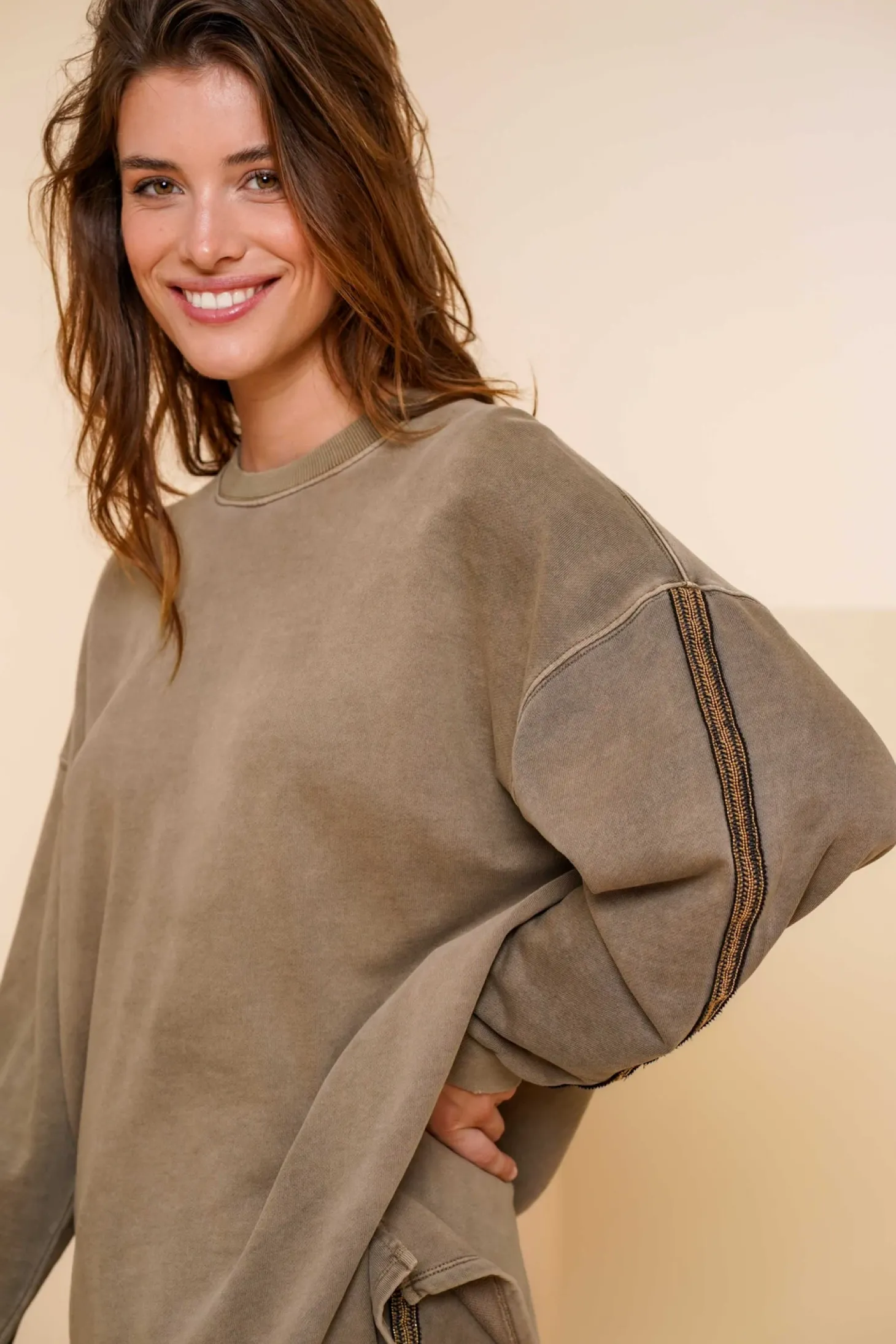 Truien & Vesten*Geisha Fashion Geisha Dames Sweat Boxy Trui 43500-10 sand