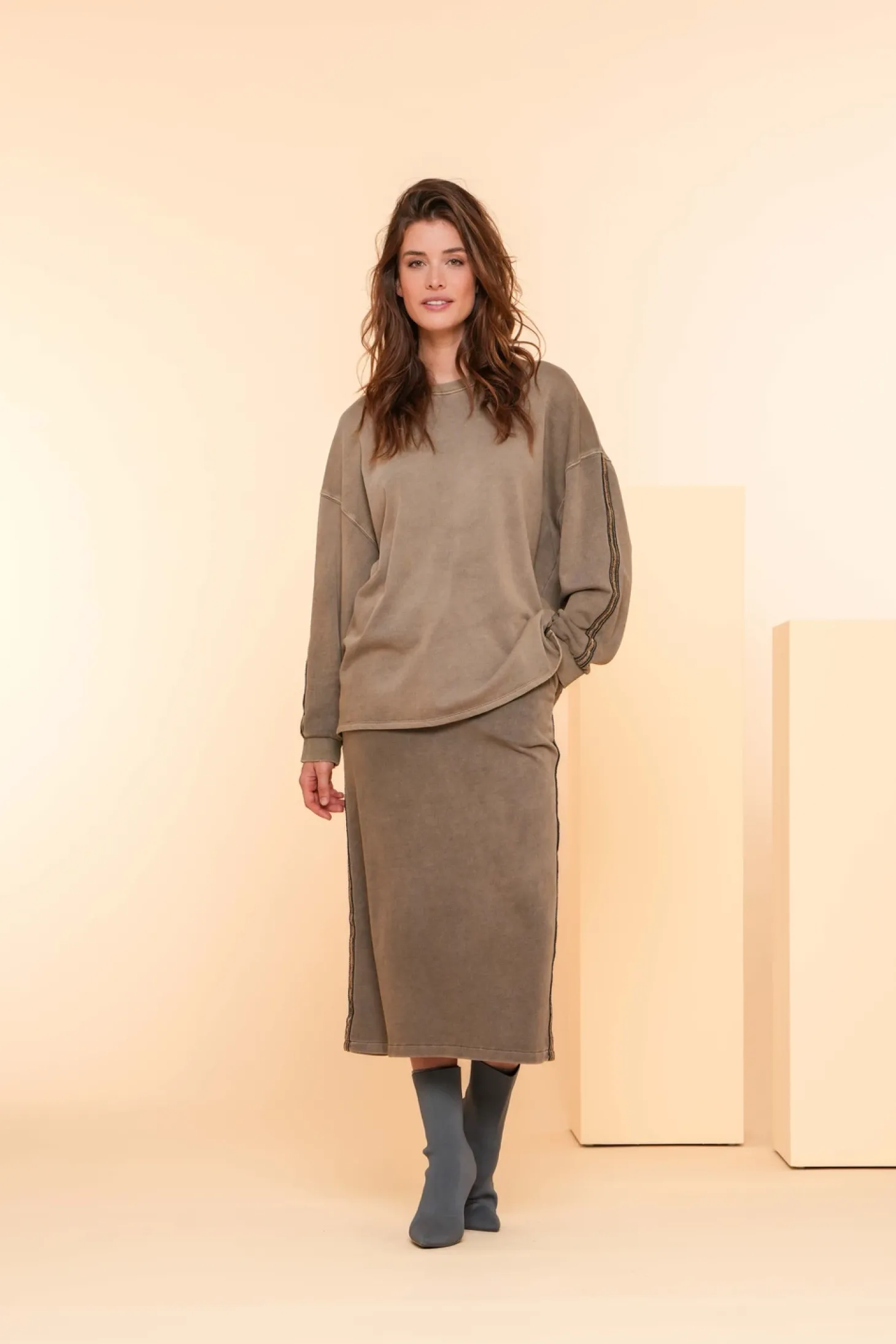 Truien & Vesten*Geisha Fashion Geisha Dames Sweat Boxy Trui 43500-10 sand